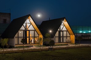 Pine Wood Cottages | Egyptian cotton sheets, premium bedding, minibar, desk - Corbett Platinum Heritage (Ramnagar)
