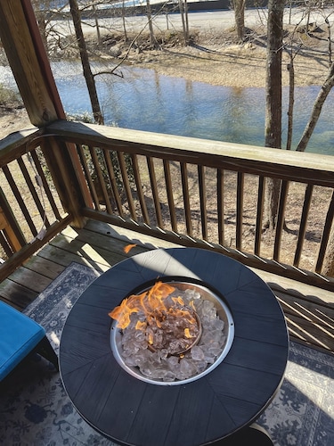 Riverfront & Mt. Yonah Views: 3 Master Suites - Walk to Water Park!