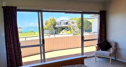 VIP boat trailer park at ramp included. large spacious house. free wifi