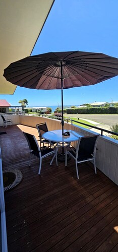 VIP boat trailer park at ramp included. large spacious house. free wifi


