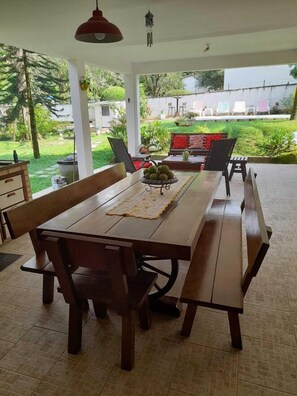 Outdoor dining - House in Guapimirim/Caneca Fina - Gated community (Guapimirim)