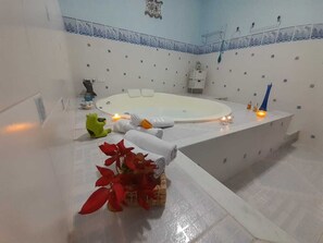 シャワー、ジェットバス、タオル、石鹸