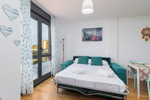 1 chambre, fer et planche à repasser, lit de bébé portatif