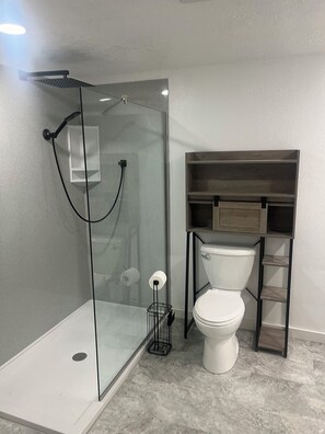 Shower, hair dryer, towels, soap - Rally Rental: 4-bedroom house - walking distance from Sturgis Main Street. (Sturgis)