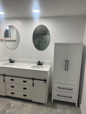Shower, hair dryer, towels, soap - Rally Rental:  4-bedroom house - walking distance from Sturgis Main Street. (Sturgis)