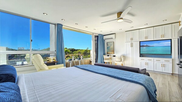 Een bureau, een strijkplank/strijkijzer, gratis wifi, beddengoed