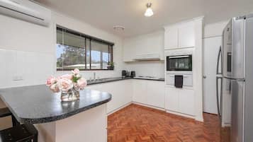 Køleskab, mikrobølgeovn, ovn, kogeplade