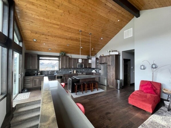 Smart TV, fireplace, table tennis