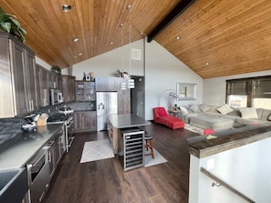 Interior - Charming 2-bedroom shop house on the beautiful Columbia River (Entiat)
