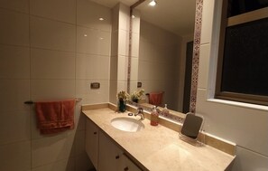 Hårtørrer, håndklæder, Sæbe, Toiletpapir