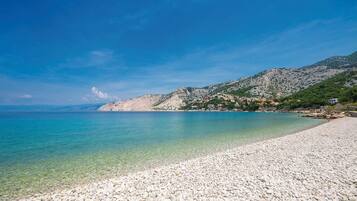 Una spiaggia nelle vicinanze, pesca