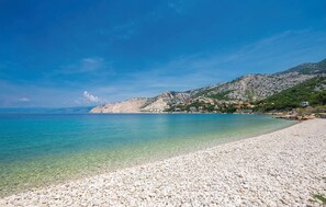 靠近海滩、钓鱼