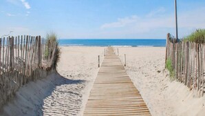 A wooden boardwalk leading to a beach with a clear sky. - Cozy home in LE ROUET (LE ROUET)