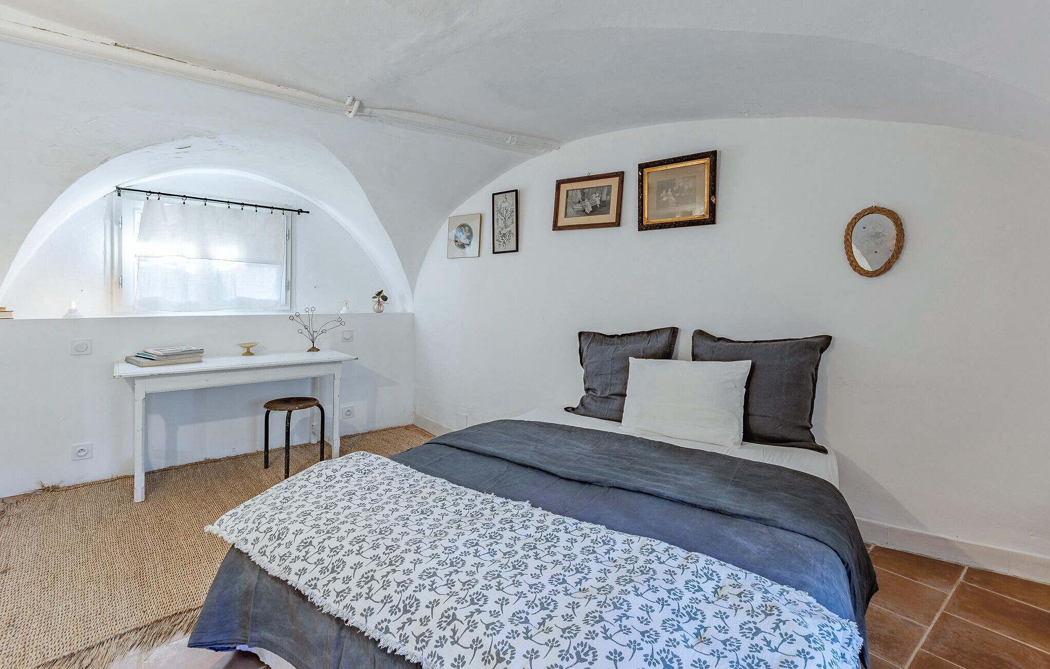 Une chambre à coucher avec un lit, un bureau et une fenêtre.