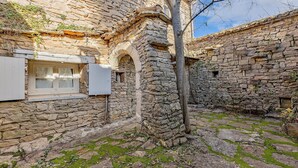 A stone building with a window and a tree in the courtyard. - Cozy home in LE ROUET (LE ROUET)