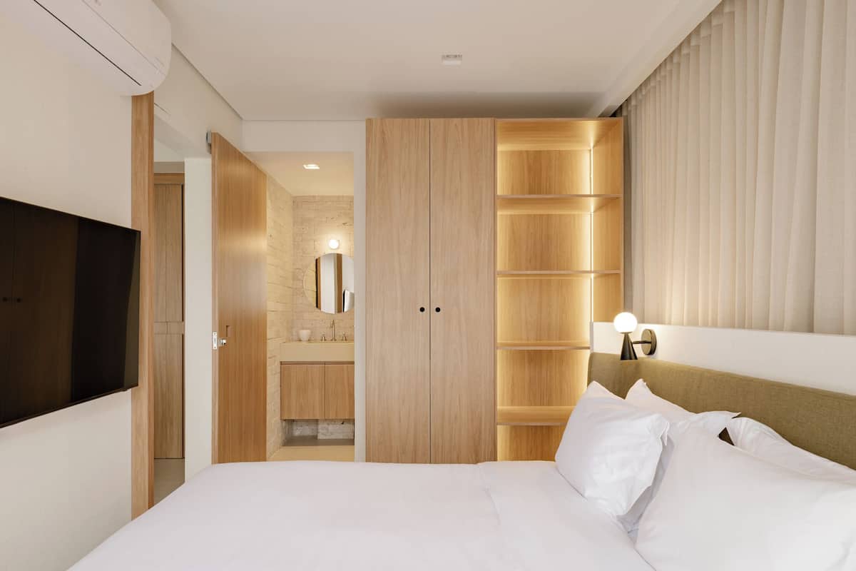 Minibar, WiFi (free), bed sheets