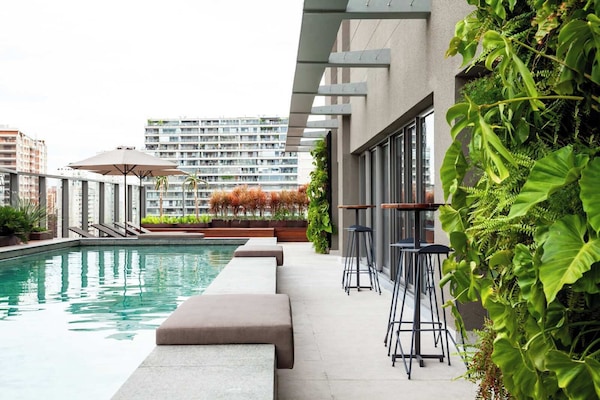 Una piscina al aire libre