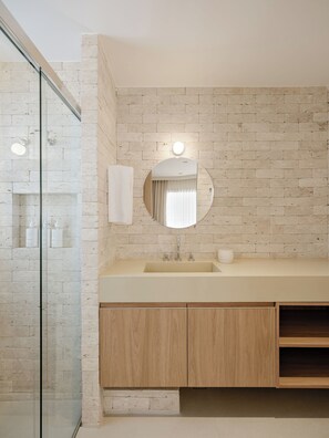 Apartamento Deluxe | Baño | Ducha, secador de pelo, toallas y jabón