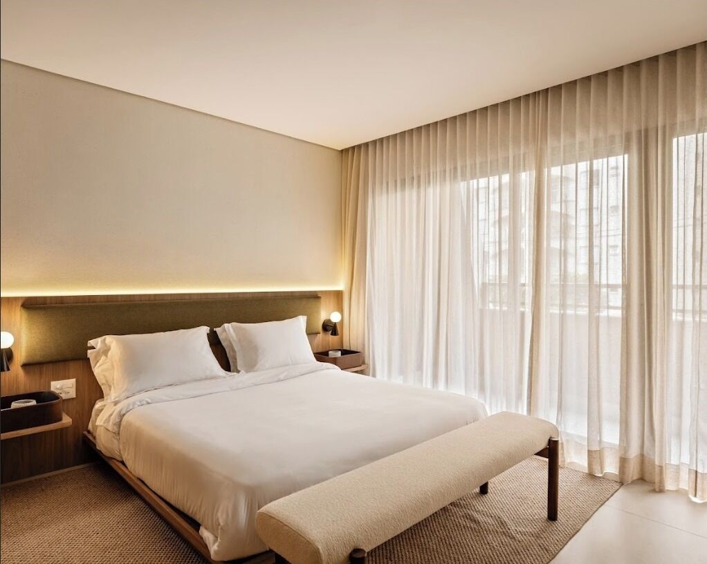 Minibar, free WiFi, bed sheets