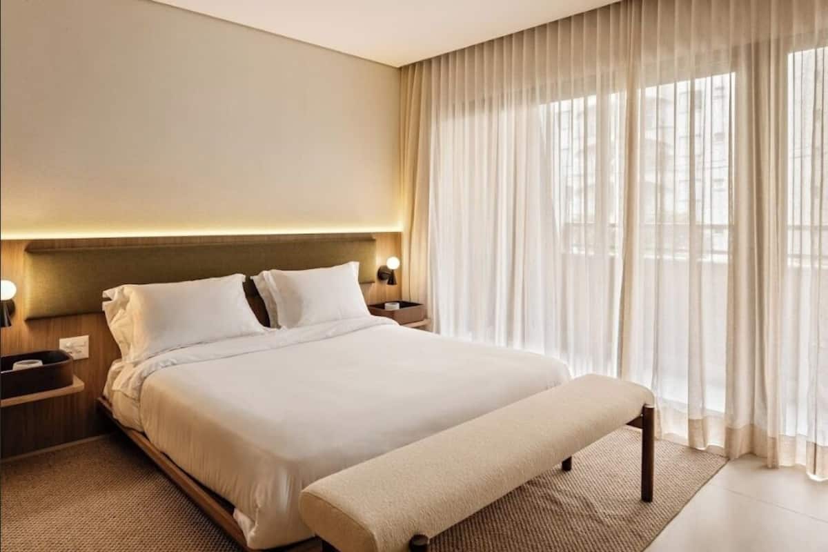Minibar, WiFi (free), bed sheets