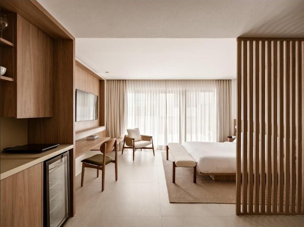 Minibar, free WiFi, bed sheets