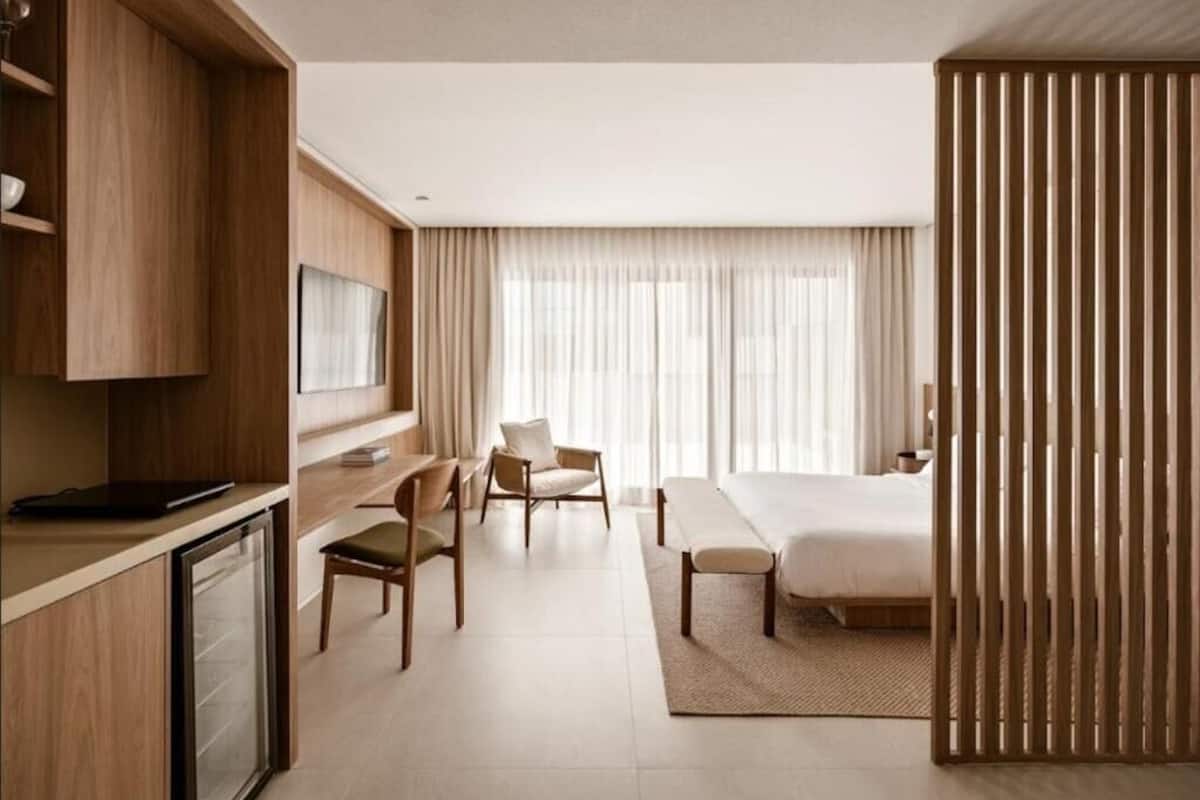 Minibar, WiFi (free), bed sheets