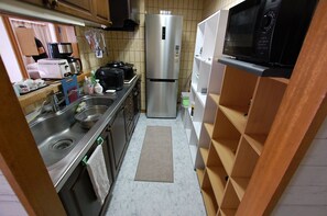 Kühlschrank, Mikrowelle, Wasserkocher mit Kaffee-/Teezubehör