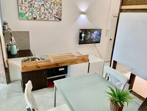 Dining - Quintessential Brunswick Retreat great location (Brunswick)