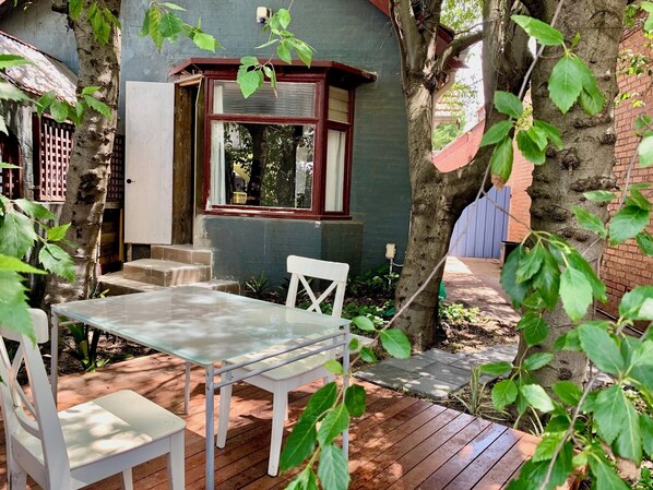 Outdoor dining - Quintessential Brunswick Retreat great location (Brunswick)