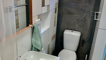 Douche, serviettes fournies, savon, papier toilette