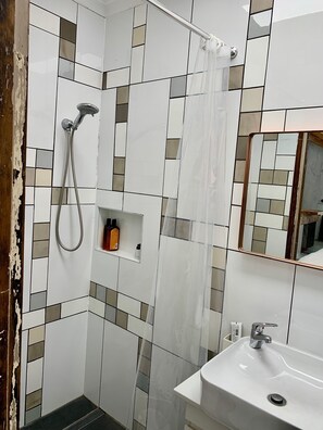 Shower, towels, soap, toilet paper - Quintessential Brunswick Retreat great location (Brunswick)