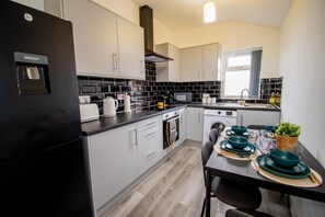 Fridge, microwave, oven, coffee/tea maker - Nina’s Nest In Harborne (Harborne)