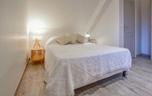 4 bedrooms, travel crib, free WiFi, bed sheets - 4 bedroom gorgeous home in Valorbiquet (Valorbiquet)