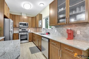 Fridge, microwave, oven, stovetop - 2 Spacious 4-bedroom condo in charming Anchorage with WiFi in UMED district (Anchorage)