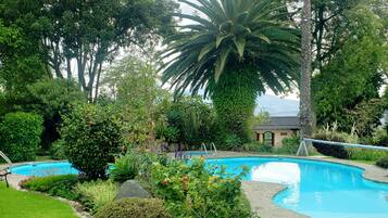 Una piscina cubierta, una piscina al aire libre