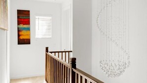 Una escalera con barandilla de madera que lleva a una plataforma.