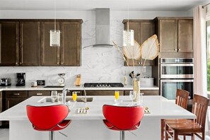 Réfrigérateur, four à micro-ondes, un four, surface de cuisson