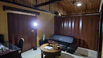 Comfort Bungalow, 1 Bedroom, Non Smoking, Mountain View | Living area | 32-inch Smart TV with cable channels, Netflix, streaming services