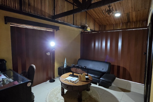 Bungalow Confort, 1 habitación, para no fumadores, vista a la montaña | Área de sala de estar | Smart TV de 32 pulgadas con canales por cable y Netflix