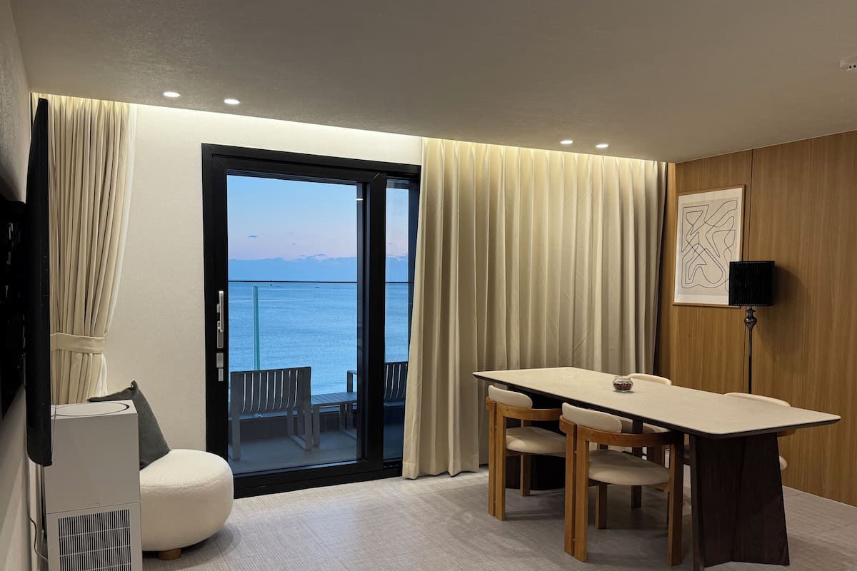 Penthouse, Balcony, Sea View | Living area
