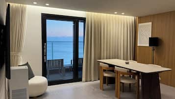 Penthouse, balcon, vue mer | Coin séjour | TV connectée de 65 pouces avec chaßnes par cùble, Netflix