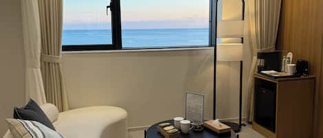 Habitación Signature, balcón, vistas al mar | Zona de estar | Smart TV de 65 pulgadas con canales por cable, Netflix