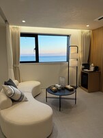 Kamar Khas, balkon, pemandangan laut | Area keluarga | Smart TV 65-inci dengan saluran TV kabel, Netflix, dan layanan streaming