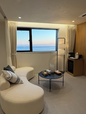 Rom – signature, balkong, sjøutsikt | Oppholdsområde | En 65-tommers smart-TV med kabel-kanaler samt Netflix