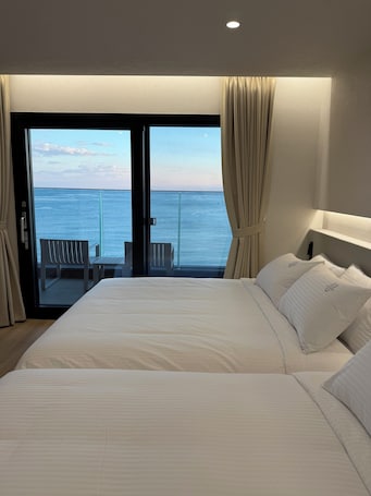 Signature Room, Balcony, Sea View | Blackout drapes, free WiFi. H AVENUE SONGJEONG