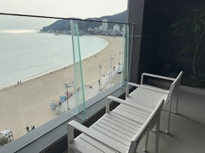 Loftsleilighet, balkong, sjøutsikt | Blendingsgardiner og wi-fi (inkludert)