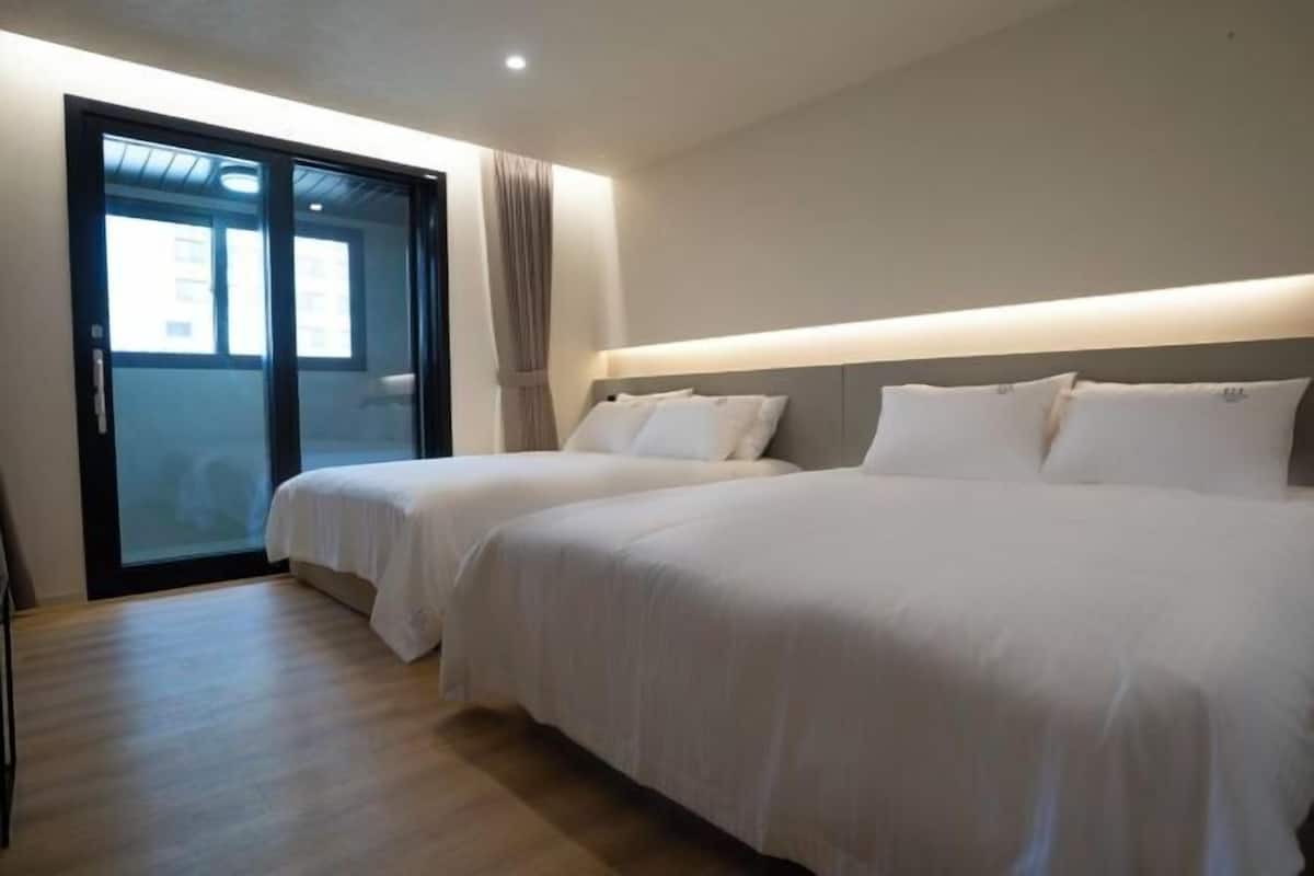 Blackout curtains, free WiFi
