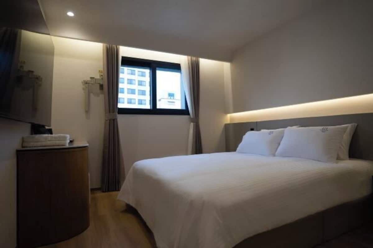 Blackout curtains, free WiFi