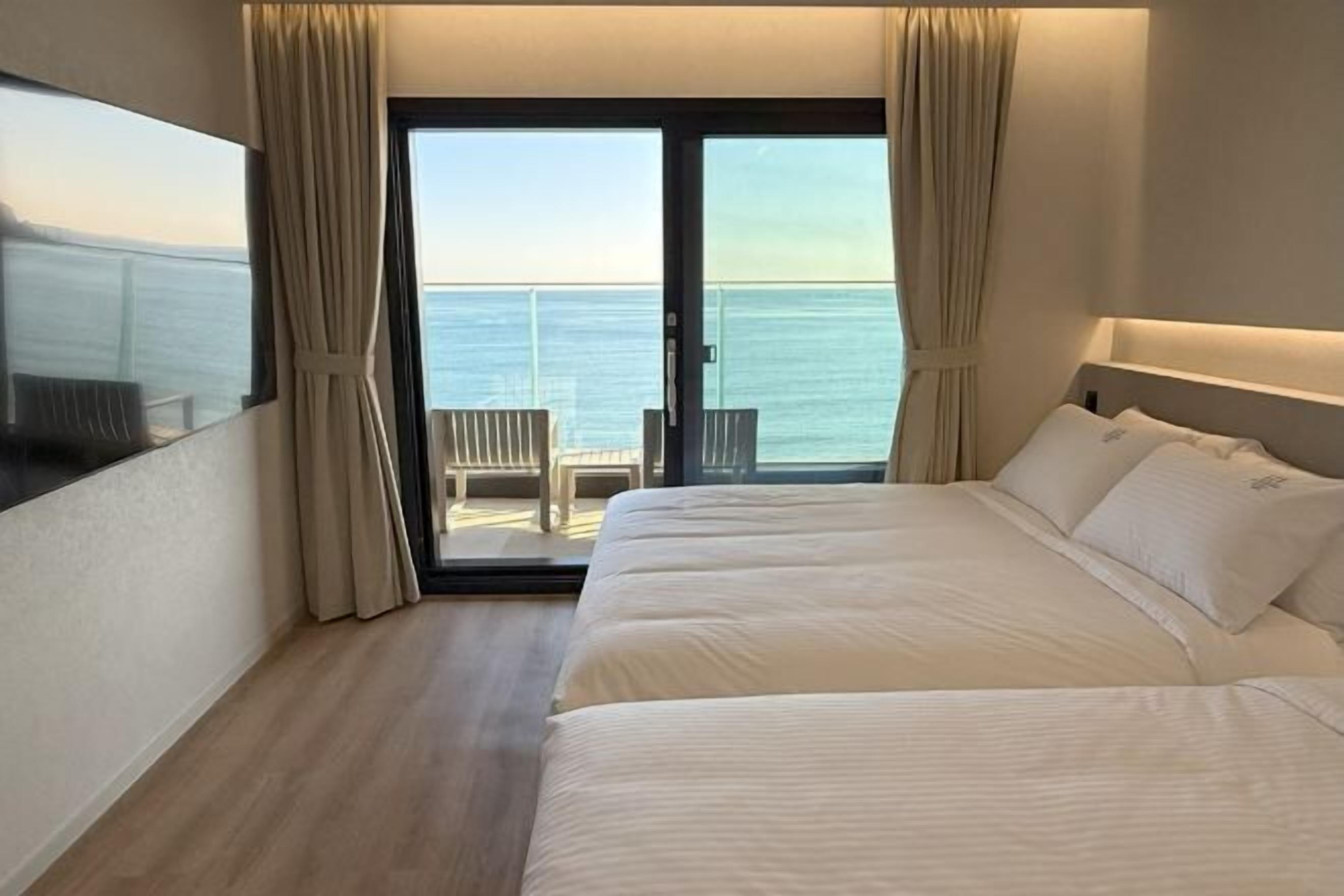 Blackout drapes, free WiFi