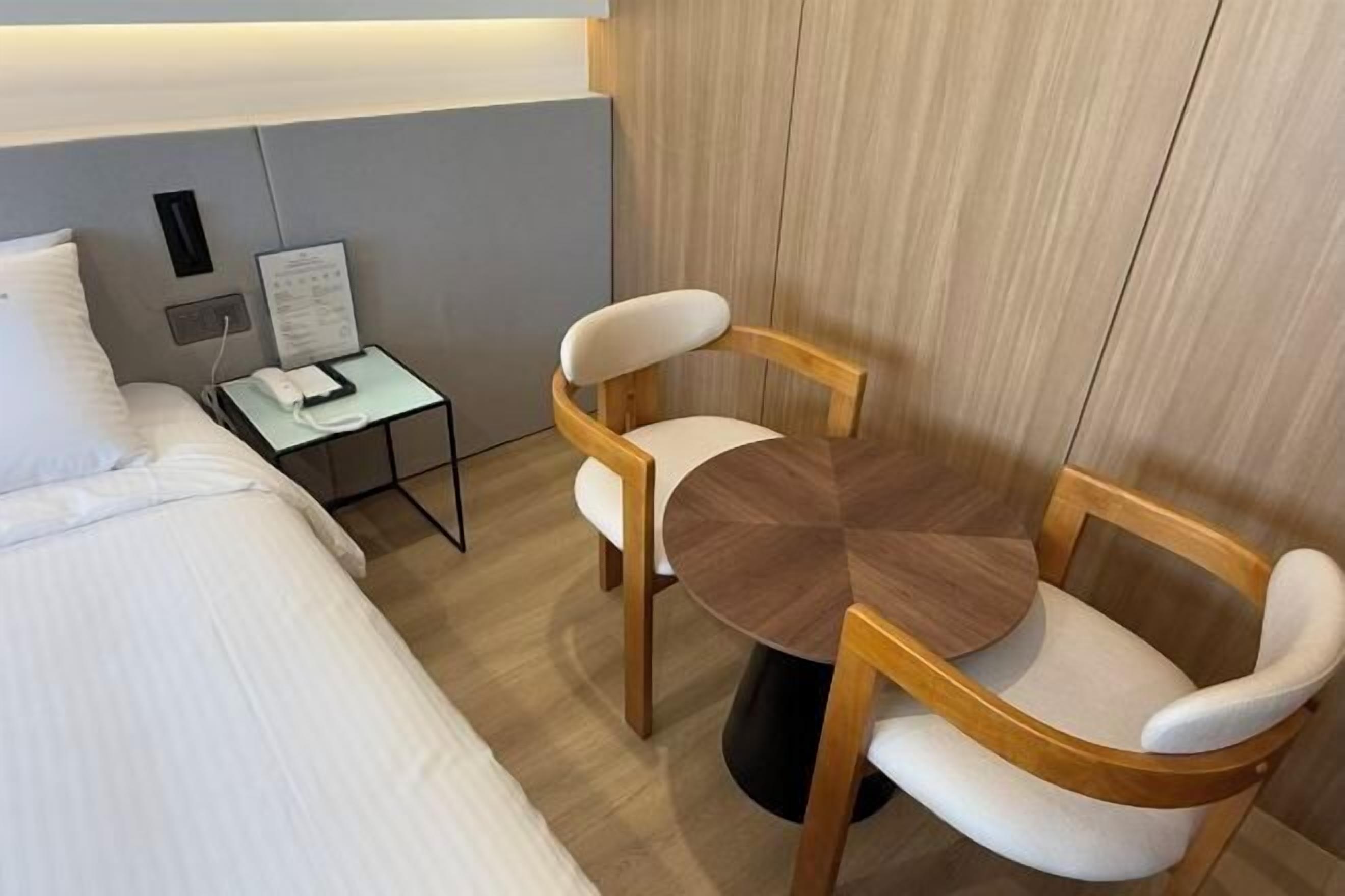 Blackout drapes, free WiFi